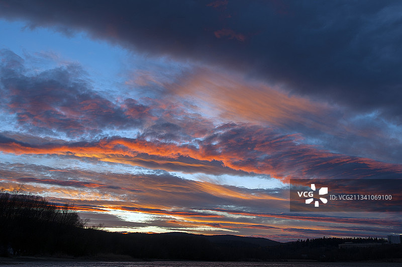 日落时湖上戏剧性天空的风景图片素材