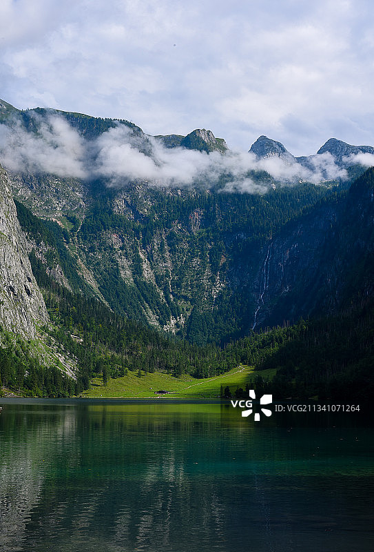 山与天相映的湖景图片素材