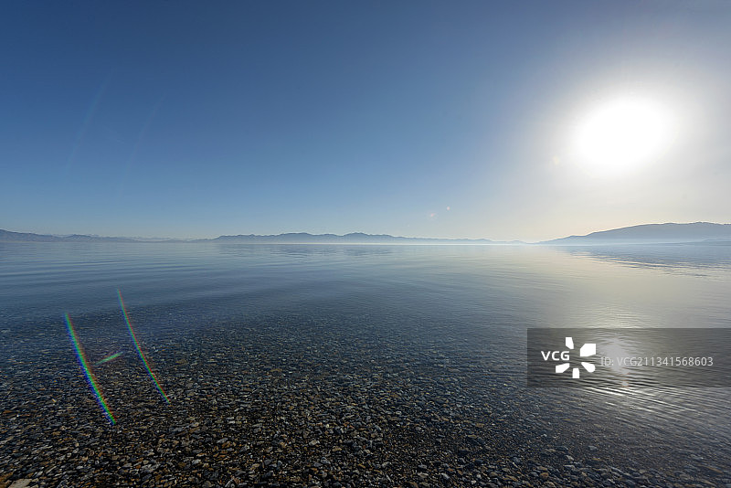 清晨阳光照射湖面图片素材