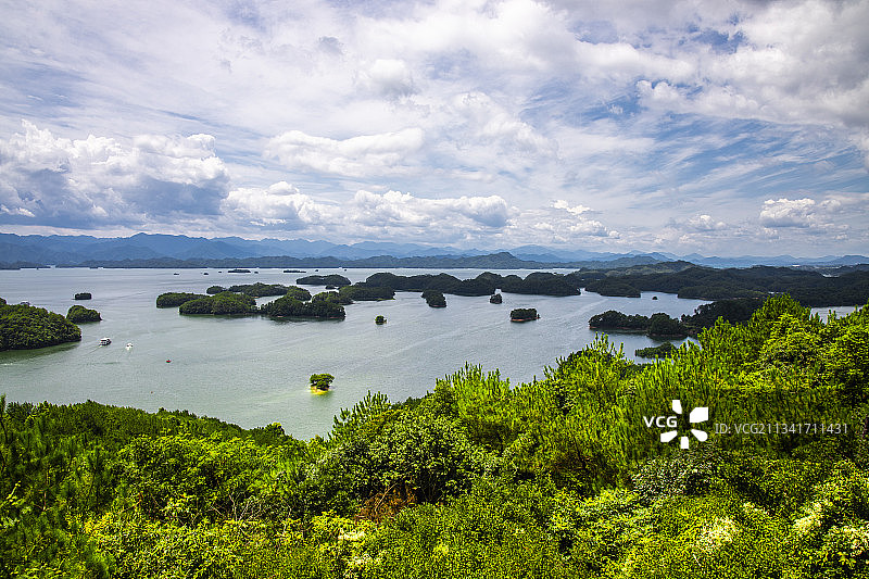 站在高处远眺千岛湖的美景，天高水阔，风景宜人图片素材