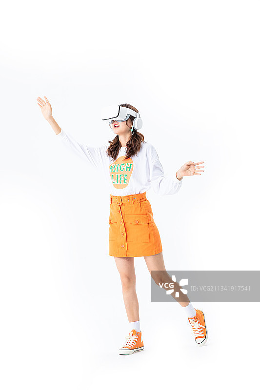 头戴VR的年轻女生图片素材
