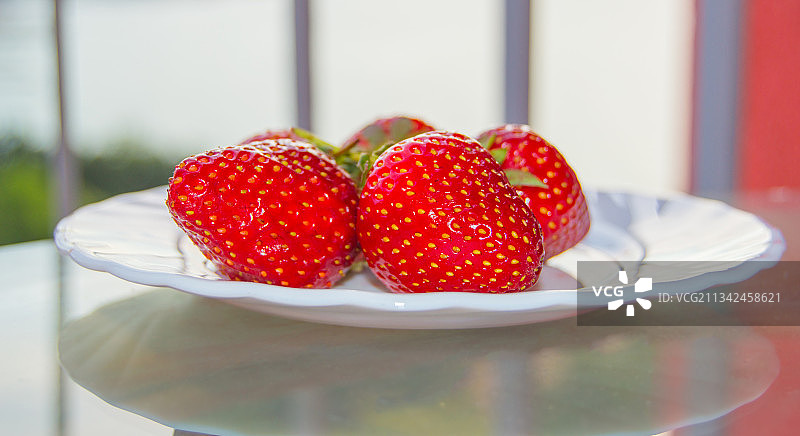 特写草莓在盘子上的桌子图片素材