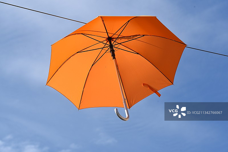 低角度的伞对天空的观点，柳斯达尔，瑞典图片素材