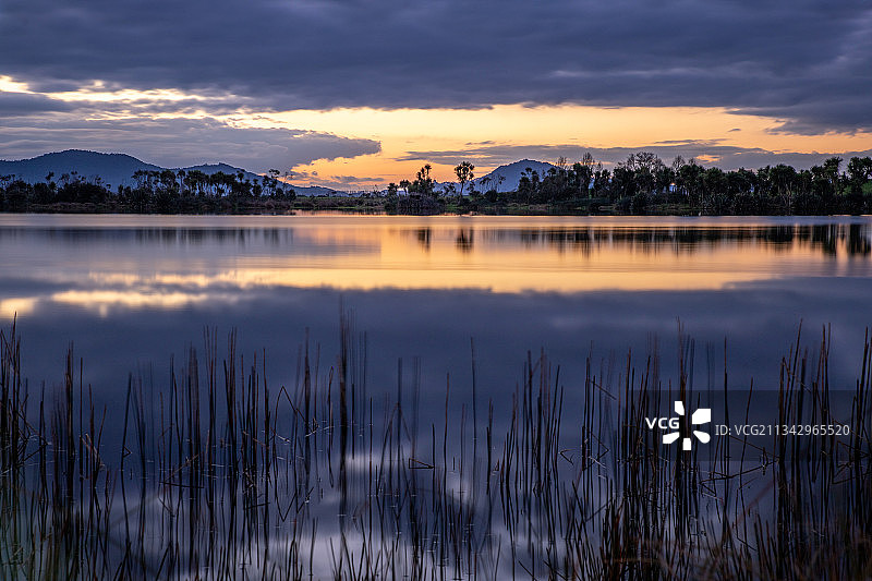 日落时天空映衬下的湖景图片素材