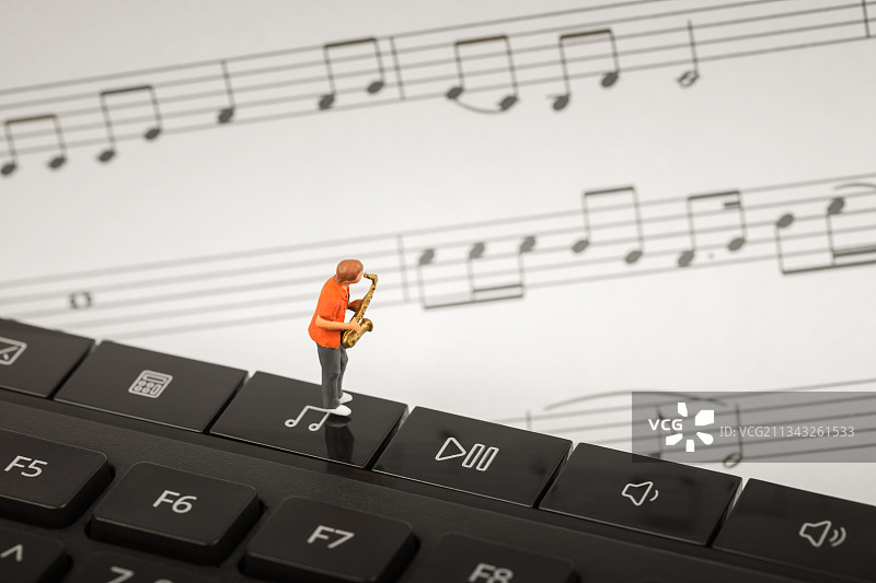 微缩创意音符音乐计算机键盘上演奏萨克斯图片素材
