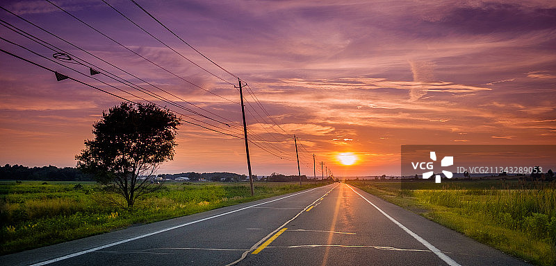 在日落时，空旷的道路在田野中，纽约，美国，美国图片素材