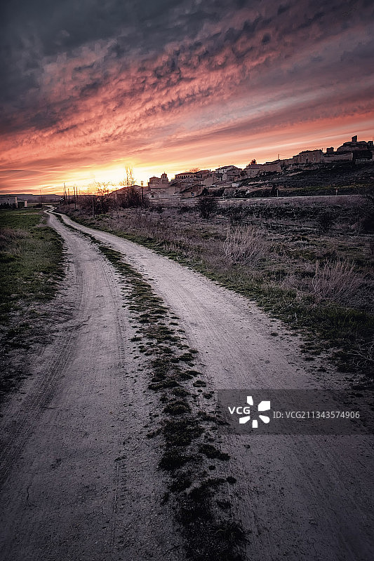 西班牙索里亚，圣埃斯特万，日落时天空中空旷的道路图片素材