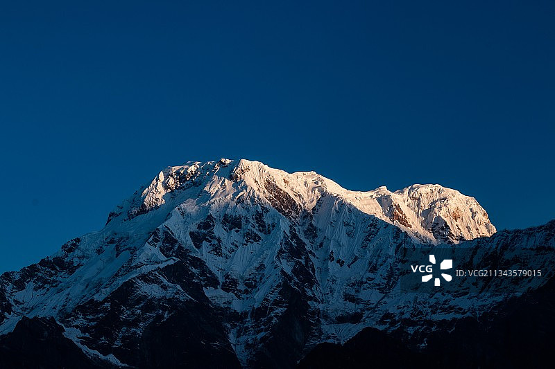 尼泊尔博卡拉，雪山在蓝天下的风景图片素材