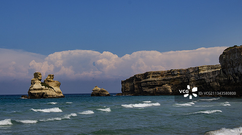 意大利，海上岩石与天空的风景图片素材