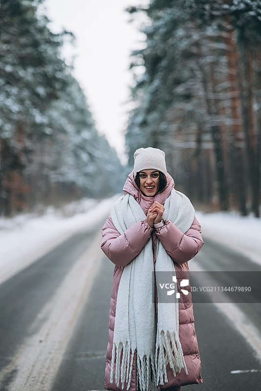 一个女人在冬天站在路上图片素材