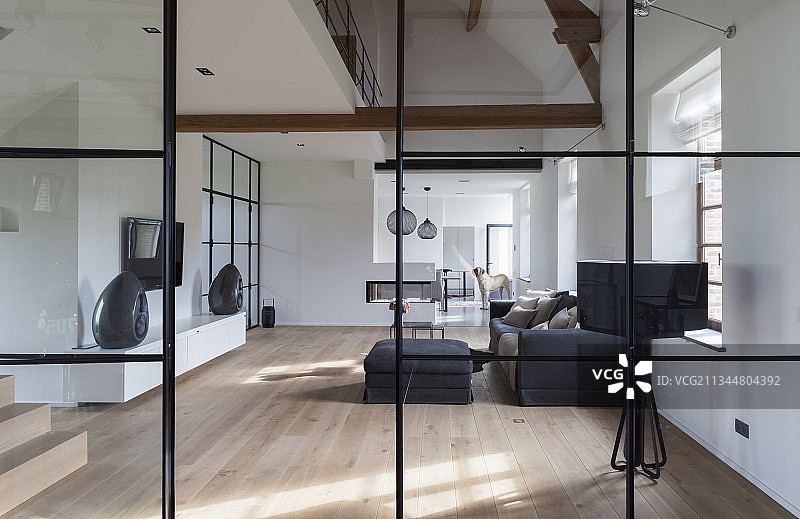 透过玻璃和钢墙可以看到极简主义的客厅图片素材