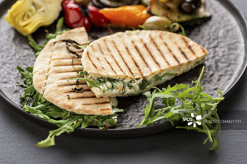 地中海圆面饼，里面填满奶酪和烤蔬菜图片素材
