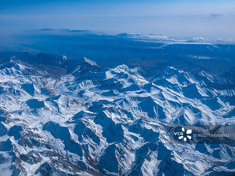 飞机上拍到的新疆连绵不断雪山图片素材