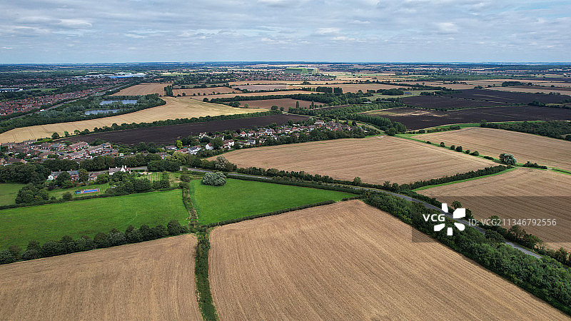 英国埃尔斯托，天空下的农田鸟瞰图图片素材
