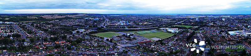 英国，卢顿，多云的天空下城市的高角度视图图片素材