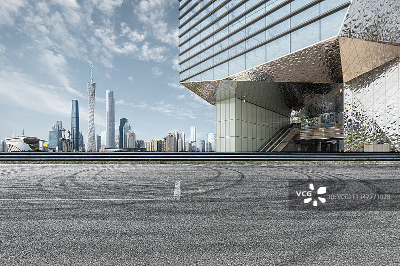 现代建筑城市天际线与赛车场赛道图片素材