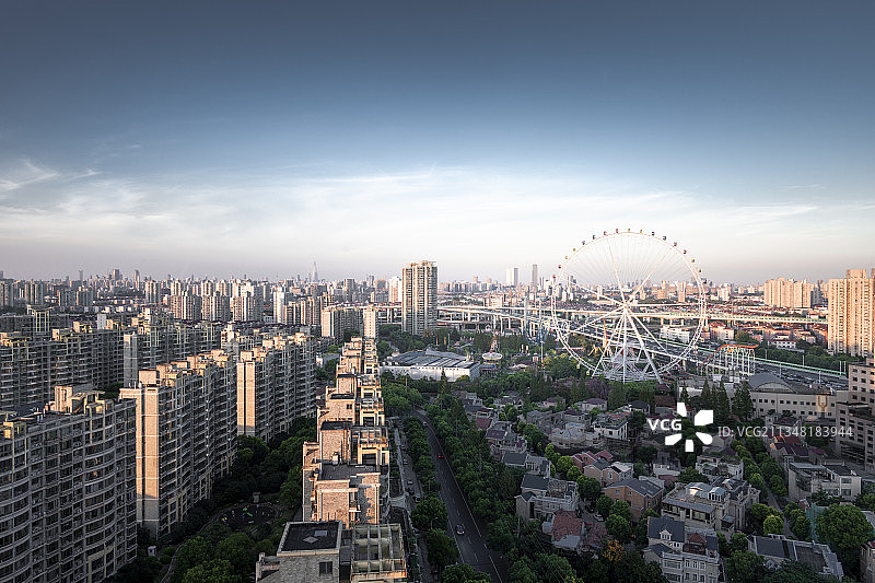 上海市中心的游乐园锦江乐园摩天轮过山车图片素材