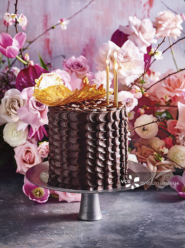 巧克力层蛋糕与“牛轧糖”蜂蜜奶油图片素材
