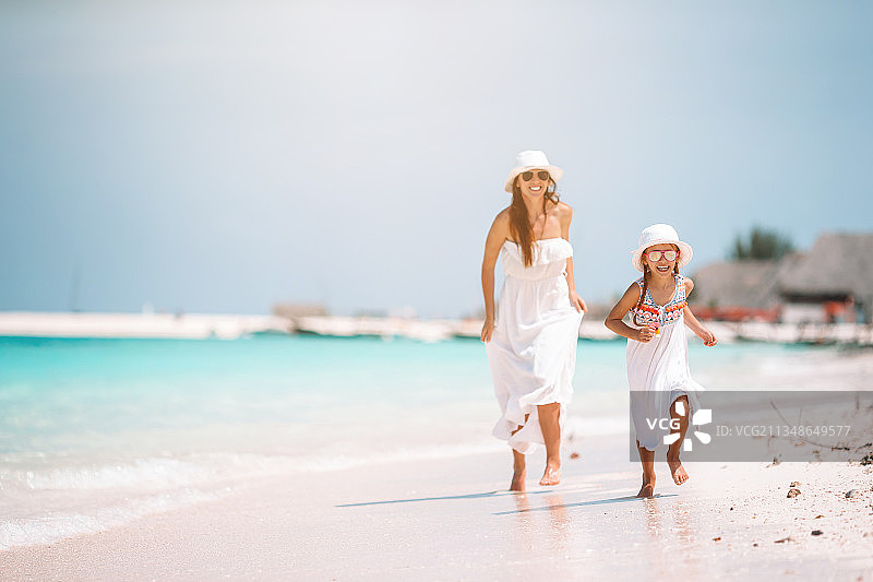 母亲和女儿在度假时享受海滩时光图片素材