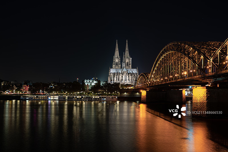 德国科隆，河上大桥的夜景图片素材