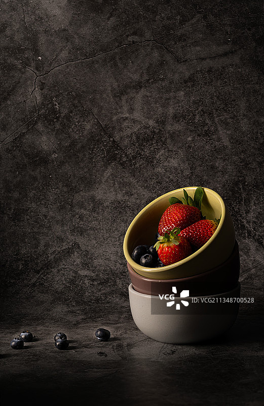 澳大利亚新南威尔士州卡灵福德，一碗草莓放在桌上的特写镜头图片素材