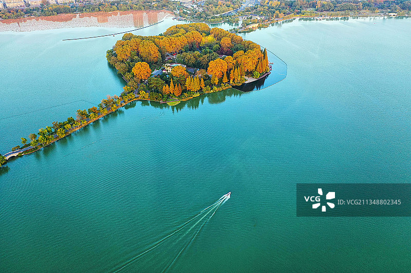 秋天南京玄武湖公园湖面上的快艇图片素材