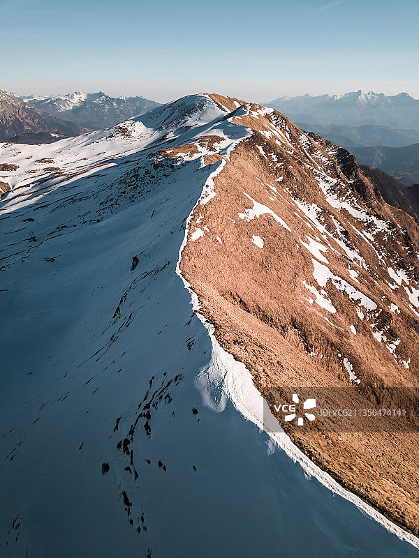 鸟瞰图的雪山在晴朗的，Monchio delle Corti，帕尔马，意大利图片素材