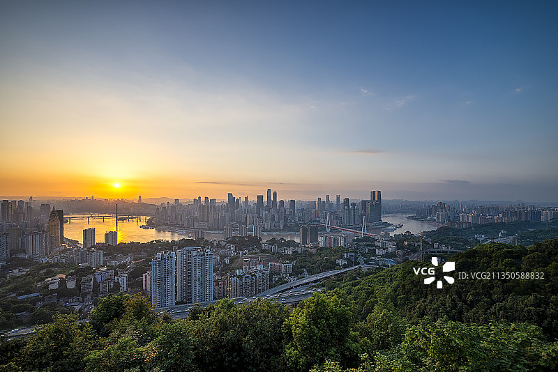 重庆市南山一棵树俯瞰渝中区半岛日落全景图片素材