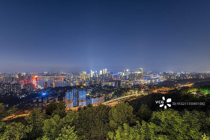 重庆市南山一棵树俯瞰渝中区半岛夜景全景图片素材