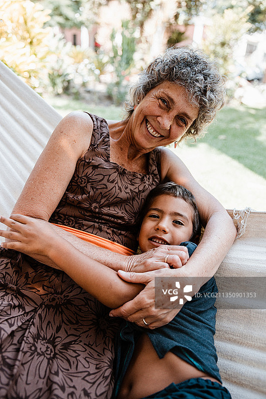 秘鲁伊卡，后院吊床上快乐的祖母和孙子的肖像图片素材