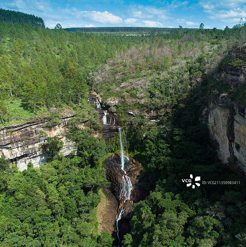 巴西Itapeva森林中瀑布的高角度视图图片素材