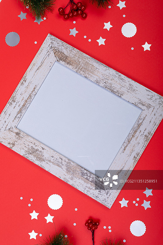 构成的白色卡片与复制空间和圣诞节装饰在红色的背景图片素材