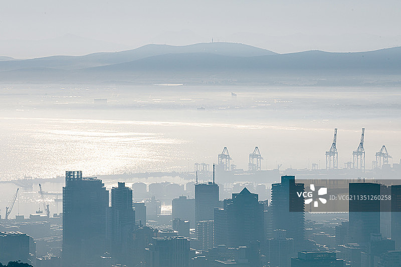 多座现代建筑的城市景观和雾蒙蒙的早晨的全景图片素材