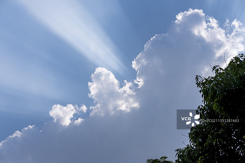 丁达尔效应的云朵图片素材