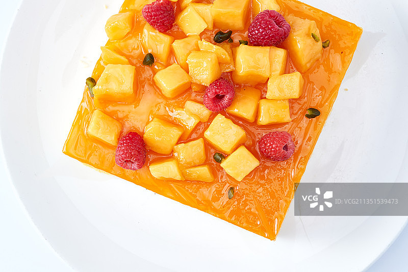 树莓芒果鲜奶慕斯蛋糕图片素材