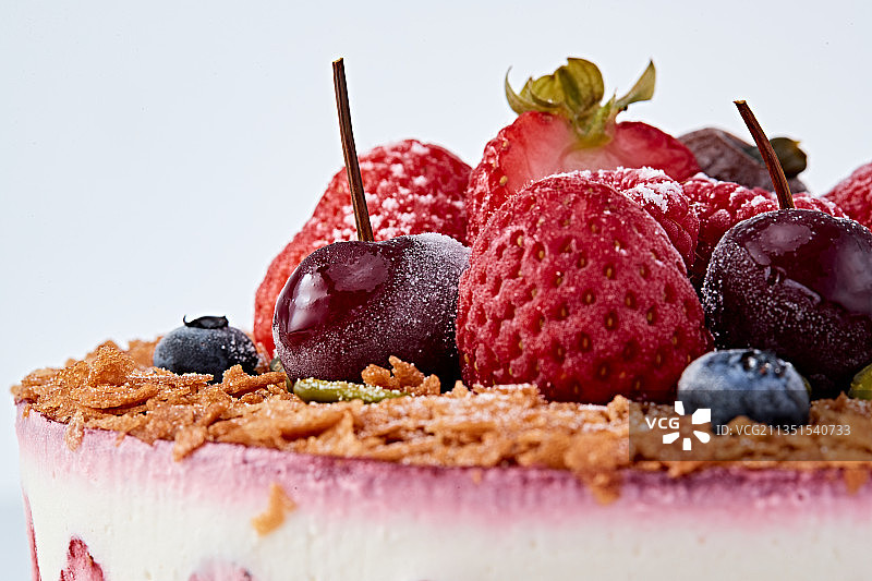 鲜水果点缀的鲜奶慕斯草莓烤坚果生日蛋糕图片素材