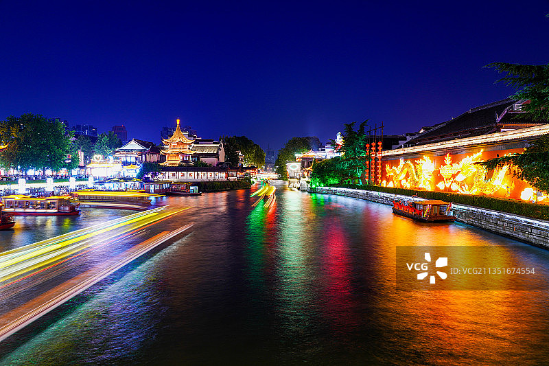 节日期间热闹的桨声灯影里的南京夫子庙秦淮河风光图片素材
