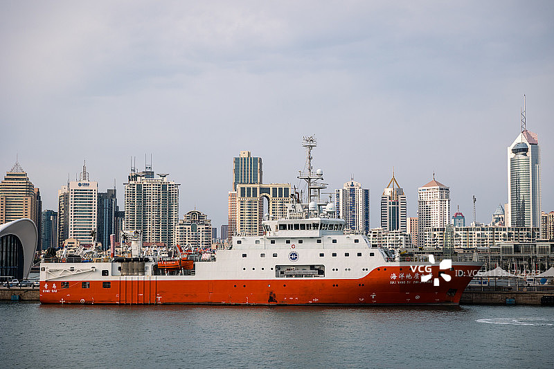 海洋地质科考船停靠在青岛码头图片素材