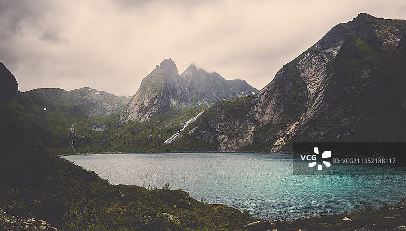 挪威天空下的湖泊和山脉的风景图片素材