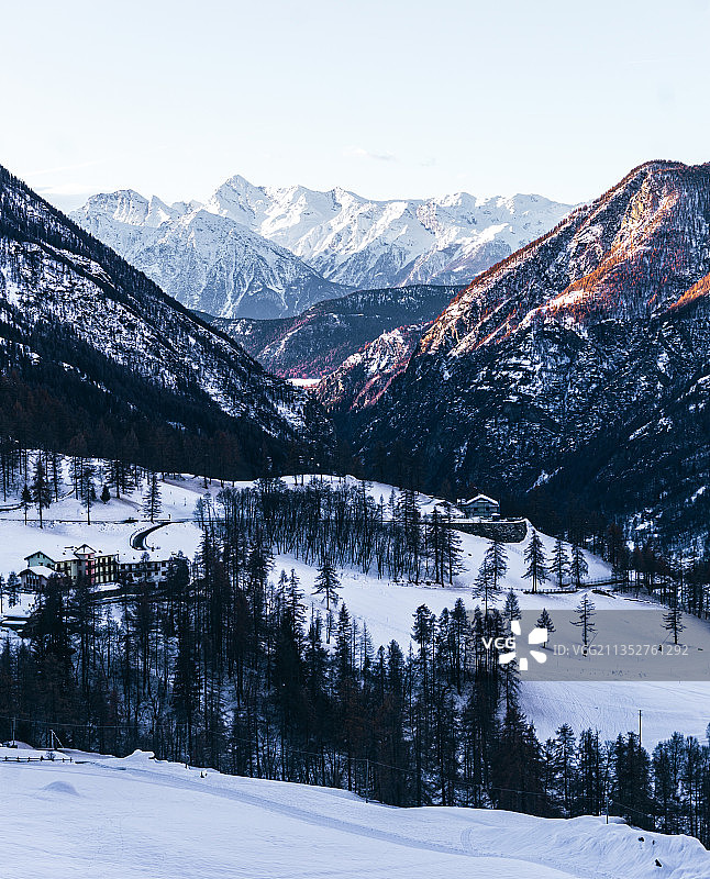 意大利奥斯塔山谷，瓦尔图纳奇，雪山与天空的风景图片素材