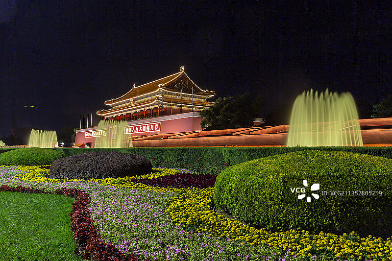 夜色下的北京天安门城楼前，喷泉如柱，五颜六色，煞是壮观！图片素材
