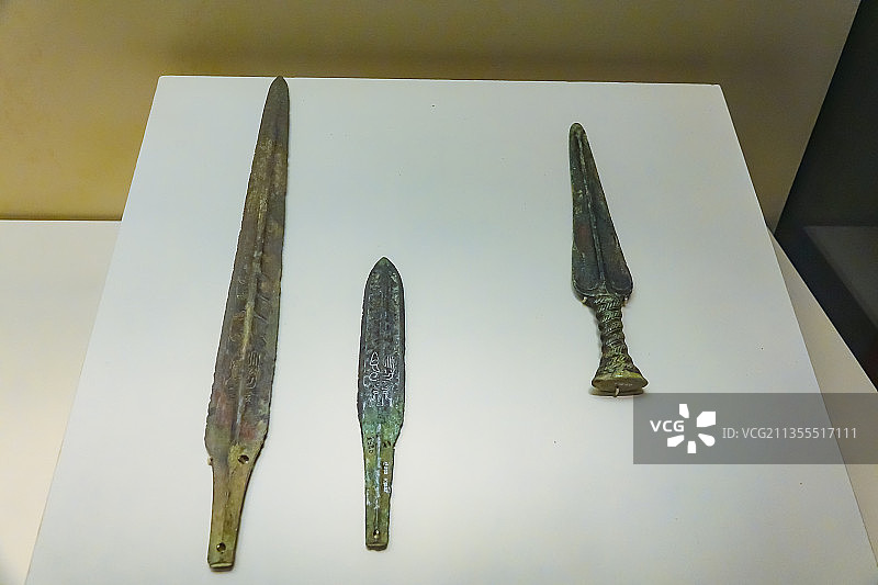 战国时期青铜兵器：青铜剑 青铜戈 青铜矛 青铜斧图片素材