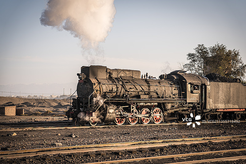新疆哈密三道岭露天煤矿的蒸汽火车图片素材
