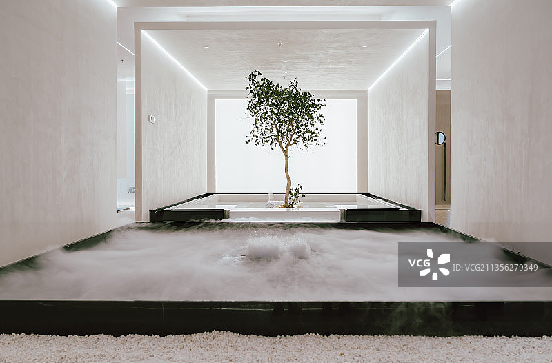 雾气飘渺的极简室内设计风现代瑜伽馆图片素材