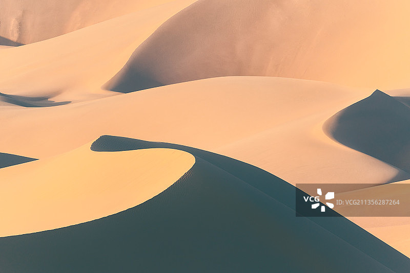 中国内蒙古阿拉善巴丹吉林沙漠落日时分的沙丘图片素材