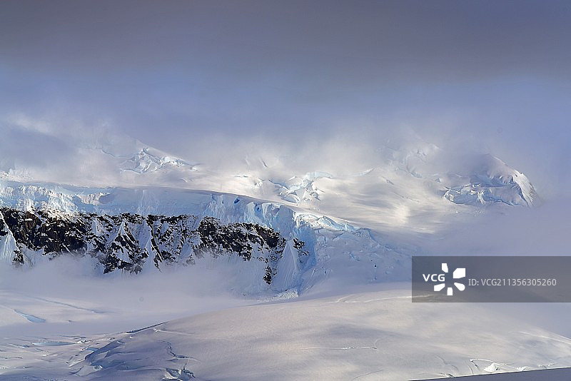 雪山在天空的衬托下的风景图片素材