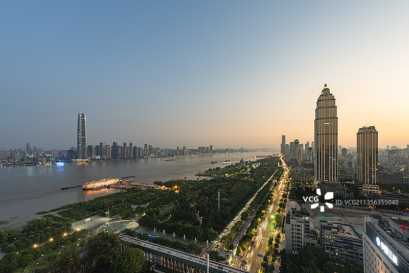 武汉汉口江滩远眺cbd城市天际线全景图片素材