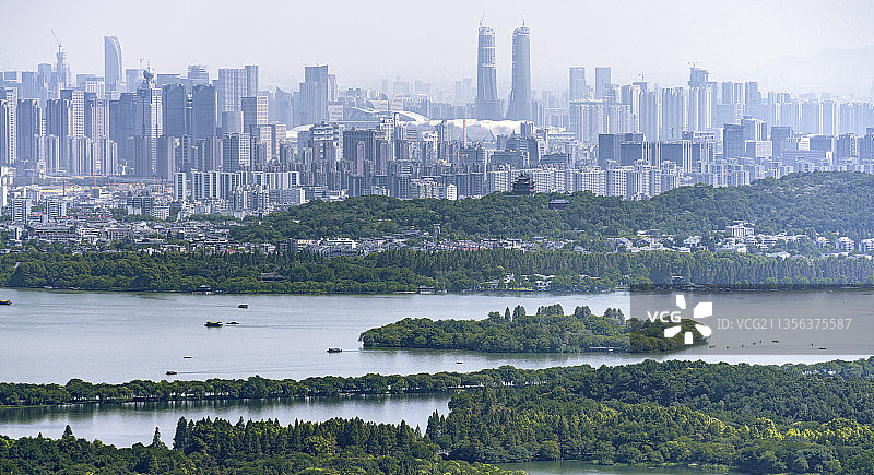 中国杭州市，从飞来峰山顶眺望杭州西湖，苏堤，灵隐寺图片素材
