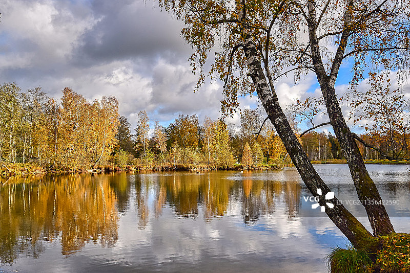 拉脱维亚，秋天天空映衬下的湖泊风景图片素材