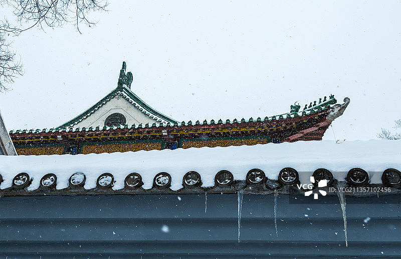 冬季古建筑屋檐下的冰溜子，屋檐下的冰柱图片素材